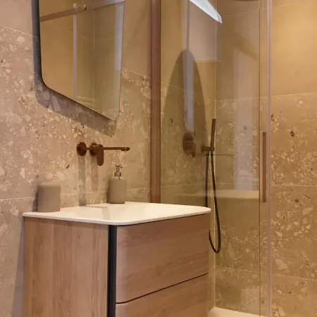 Superbe 4 Pieces Dans De Charme Renovee Proche Plages Et Centre D'antibes, Cote D'azur * Антіб